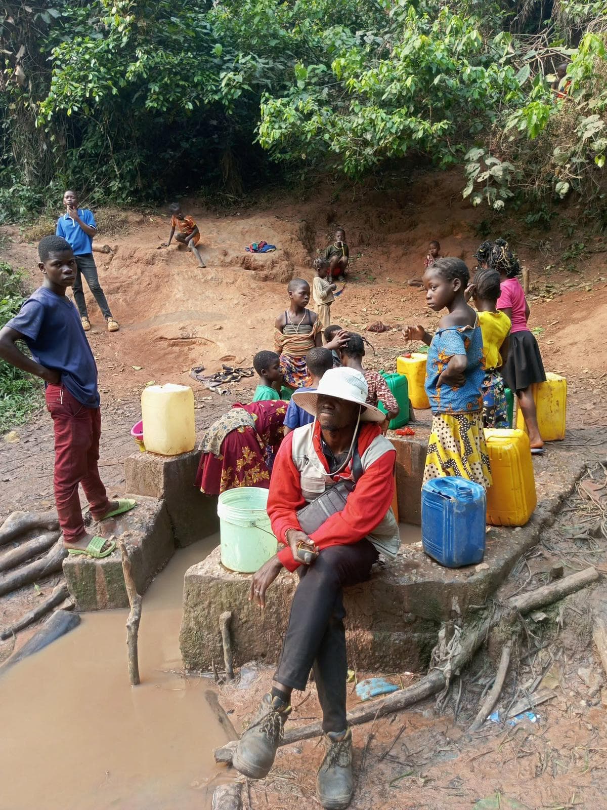 Avant-projet : communauté à la source dégradée, corvée d'eau quotidienne.